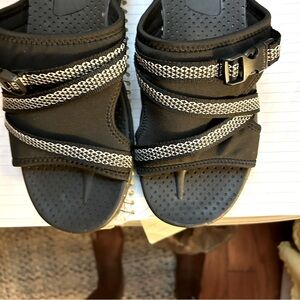 Sketchers outdoor lifest wome slip/on size 10, black,